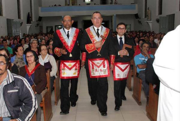 Why is the Masonic Apron The Same Symbol as G MAIL?
