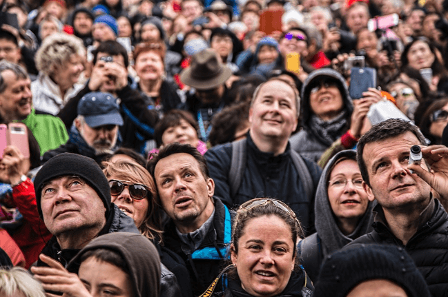 Humans Copy and Conform to Group Pressure